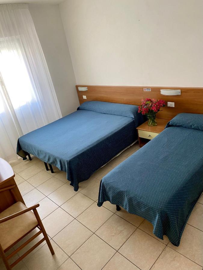 Hotel Ivana Lido di Jesolo Bagian luar foto
