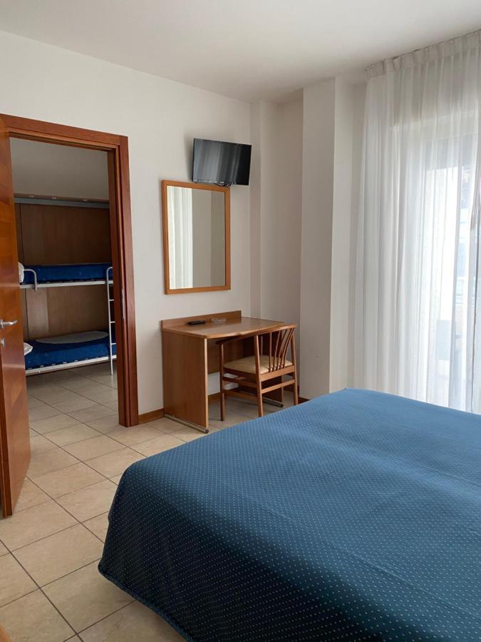 Hotel Ivana Lido di Jesolo Bagian luar foto